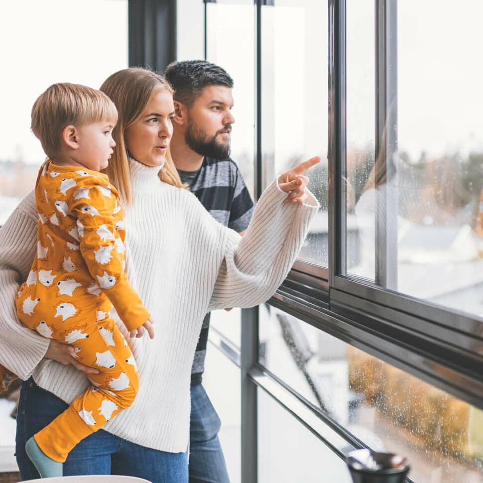 Inglasade balkonger på gamla hus. Familj på inglasad balkong från Balco