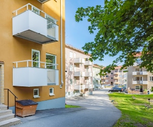 Brf Skidstaven i Hägersten med Balcos öppna balkonger