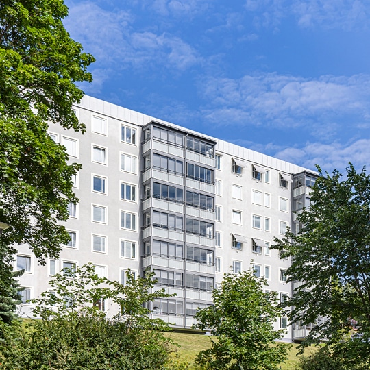 Balco inglasade balkonger hos Brf Ludvigsberg i Sundsvall. Hur renoverar jag en balkong? Kontakta en expert som Balco för att snabbt komma igång med balkongrenoveringen.
