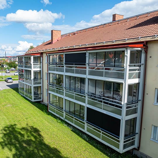 Balco AB har levererat 174 nya inglasade balkonger till Brf Rödstjärten i Östersund.