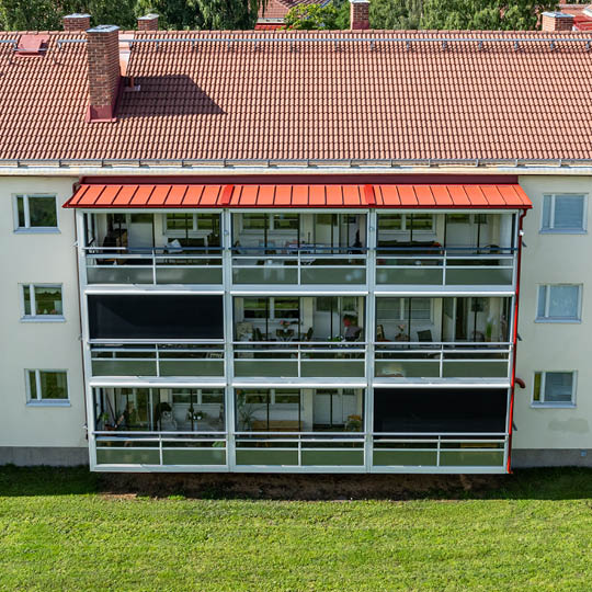 Balco AB har levererat 174 nya inglasade balkonger till Brf Rödstjärten i Östersund.