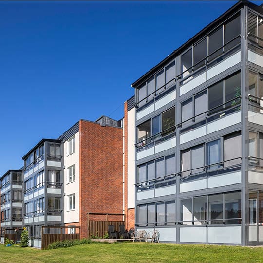 Vad kostar en inglasad balkong? Vi på Balco hjälper dig med ingalsade balkonger. Kontakta oss idag!