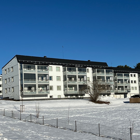 Inglasade balkonger från Balco i Sundsvalll. Kan man även använda balkongen på vintern? Ja det kan man, med en filt och en kopp varmt kaffe blir det en perfekt plats att vila upp sig på, en solig vinterdag.