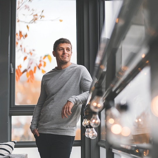 Höstfixa med batteridriven LED-slinga på balkongen. Balco visar vägen till en mysig balkong.