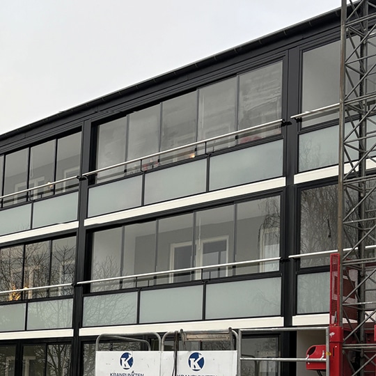 Närbild på en Balkongrenovering med klimatvägg för Brf Kalixhus nr 4 i Kalix